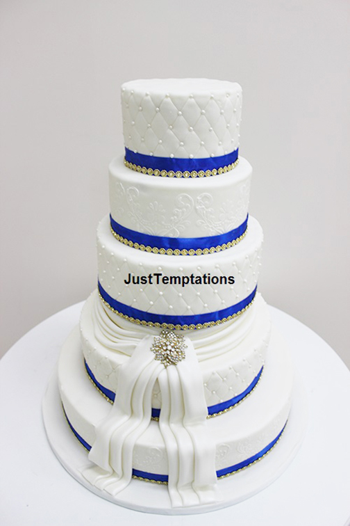 5 tiered wedding cake with blue touches