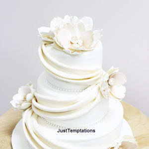 3 tiered pearl white wedding cake