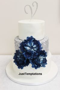silver confetticake with blue flowers